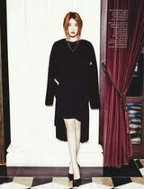 组图：韩歌手IU杂志写真 甜心妹子秀美腿