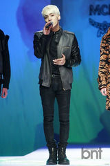 组图：少时徐贤等撑品牌活动 SHINee帅气献唱