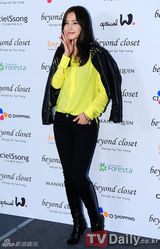 组图：孔贤珠李钟硕参加首尔时尚周高泰龙展