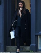 组图：维多利亚血拼心情佳 披黑大衣霸气外露