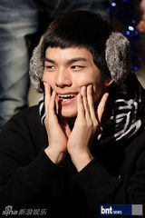 组图：TeenTop拍摄广告写真 精致亮相摄影棚