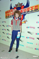 组图：香港男子足球明星队参加慈善表演赛