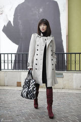 组图：性感女星叶倩云街拍笑容甜美