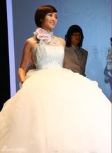 幻灯组图：赵子琪首次挑战T台 着顶级婚纱走秀