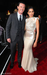 组图：《惊天战神》首映女星比美 米基洛克笑搂超模