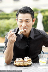 高清图：刘德华提前庆生大快朵颐 吃蛋糕舔手指