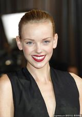 高清组图：超模多丽丝性感高开衩礼服秀美腿