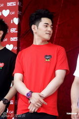 幻灯图：潘玮柏爱心专柜摆酷与李晨上演“红与黑”