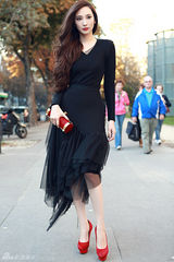 组图：吴佩慈巴黎百变看秀 街头狂奔仍呼值得