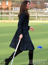 组图：英国王妃亮相母校打曲棍球英气十足