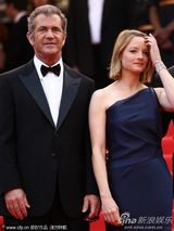 组图：《海狸》戛纳首映 影后福斯特牵手吉布森
