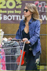 组图：阿尔芭戴墨镜超市购物 变身优雅主妇