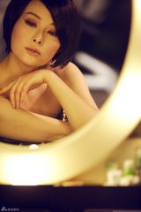 幻灯图：袁莉性感演绎镜中花 低胸香肩显熟女诱惑 