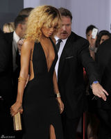 高清组图：格莱美红毯蕾哈娜黑色礼服真空上阵