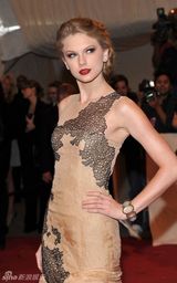 组图：美国时装学院庆典举行 众明星红毯竞艳