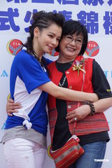 高清组图：徐若瑄为少棒赛开球 送母亲游泰国表孝心