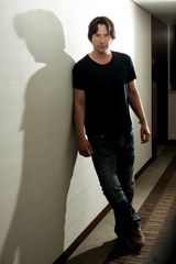 组图：对话基努-里维斯 剥去面纱还是那么酷