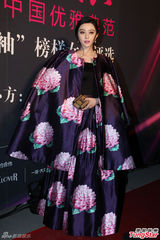 姚晨露背装秀性感 范冰冰否认收婚戒称自备(图)