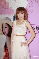 组图：刘谦女友李蕴签售写真 不会因其放弃性感造型