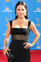 高清图：朱莉娅-刘易斯-德利法斯翡翠耳环点睛