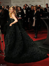 高清图：超模杜晨-科洛斯黑色抹胸礼服性感亮相