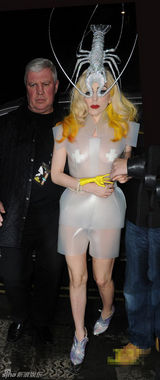 高清图：GaGa龙虾装现身伦敦 真空上阵胴体隐现