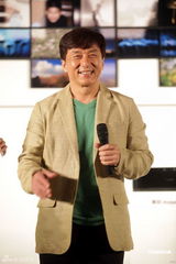 组图：成龙闪电现身上海 不接受采访避谈小龙女