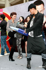 组图：林保怡田蕊妮黄宗泽出席活动 费心找吻痕