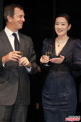 组图：巩俐黑色深V长裙亮相 身材性感气质优雅