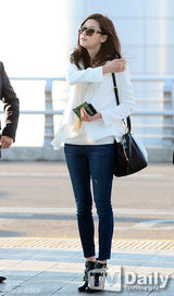 组图：金秀贤全智贤机场重聚 黑白配登对