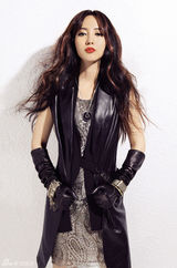 组图：李蜜皮衣短裙秀美腿 登一线杂志展温婉知性美