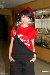 幻灯图：群星化身职安健大使 钟舒漫笑言心境像小孩