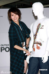 幻灯图：梁咏琪出席活动献爱心 称爱情受挫顺其自然