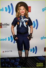 组图：麦当娜助阵同志颁奖礼 小帽红唇俏皮扮嫩