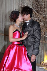 组图：洪天明周家蔚婚纱秀大方热吻 不急结婚生子