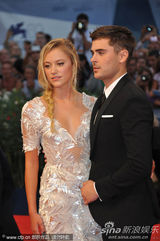 组图：《不顾一切》首映 埃夫隆帅气编剧美背抢镜