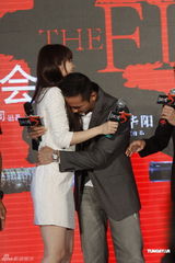 组图：《五星上将》关机 潘霜霜白色长裙美艳动人