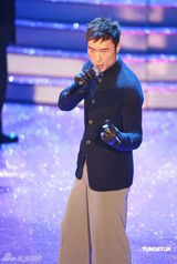 幻灯：香港金像奖现场 许志安献唱《龙的传人》 