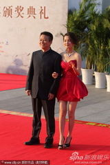 组图：《建党伟业》黄建新亮相 李沁超短红裙可爱
