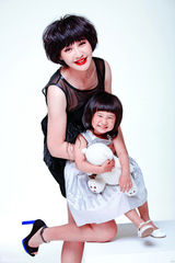 组图：杨雪携爱女登杂志封面