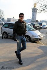 组图：杜江亮相法国巴黎俊朗时尚