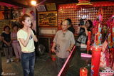 组图：李娅莎台湾拜神 仍不放弃发展台语歌曲