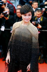 组图：《一无所有》首映 女星豪放秀美乳蛮腰