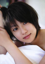 组图：深田恭子短发写真 夏日清凉装扮秀丰胸