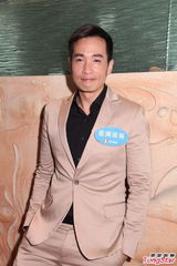 组图：陈豪出席香港小丑节 透露女友与家人过圣诞