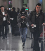 组图：刘诗诗现身机场全副武装手机聊不停