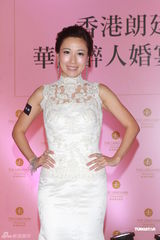 组图：李亚男李诗韵婚纱走秀 大秀窈窕好身材