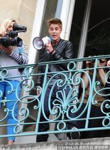 组图：比伯拿扩音喇叭开阳台演唱会