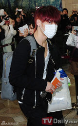 组图：JYJ三子赴日排练亮相机场墨镜酷帅遮面