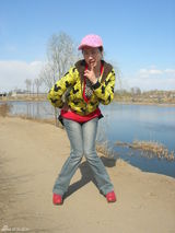 组图：芙蓉姐姐踏青欲寻桃花运 要为个唱瘦至88斤